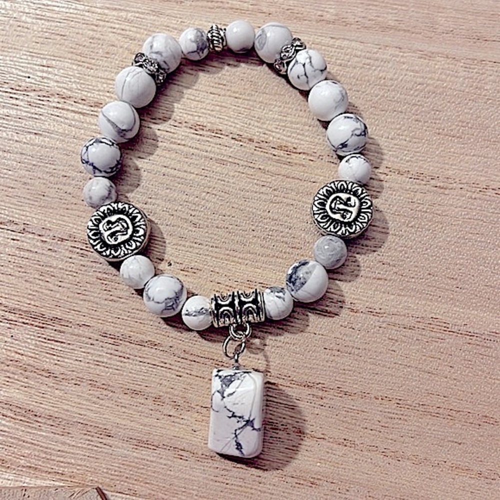 White Howlite Bracelet, Free form Howlite Pendant, Reversible Sun/Moon 🤍🩶🖤 - Picture 2 of 12